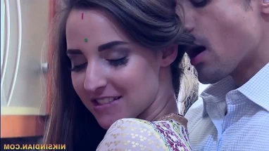 घुटने के उच्च मोज़े में सेक्सी किशोर एक मरम्मत की दुकान में मुर्गा की सवारी करता है