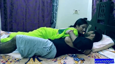 किशोरी प्यारी बेला रे हो जाता है उसके योनी भरवां के साथ एक बड़ा मुर्गा