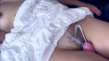 चश्मे के साथ सींग का बना हुआ श्यामला कार में सेक्स है