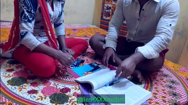सफेद लड़की गधे में एक बड़ा काला मुर्गा है