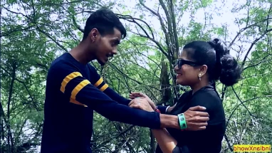 छोटे स्तन के साथ खूबसूरत श्यामला किशोर एक चेहरे का सह शॉट हो जाता है