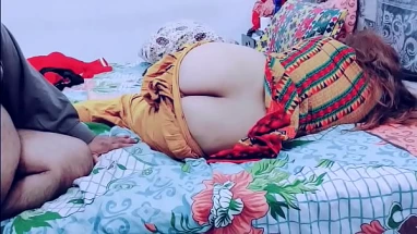 छोटे स्तन के साथ सुडौल गोल-मटोल लड़की उसके बड़े गधे पर एक सह शॉट हो जाता है