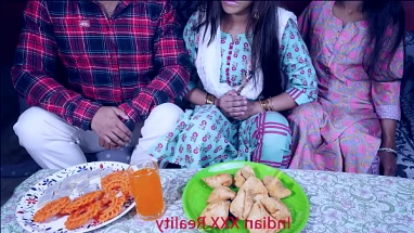 भारतीय बदमाश एक सफेद मुर्गा बेकार है तो हो जाता है उसके बिल्ली भरवां द्वारा अंधेरे स्टड डिक