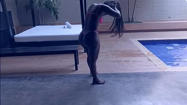 सुंदर किशोरी twerking