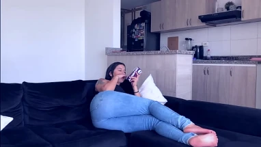 वह देखता है उसके दोस्तों भाड़ में जाओ और वह समाप्त होता है masturbating