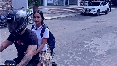 lil गांठदार गुड़िया हो जाता है गड़बड़ पर बाथरूम काउंटर by