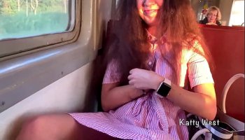 18 साल की लड़की ने ट्रेन में अपनी जाँघिया दिखाई और सार्वजनिक रूप से एक अजनबी को एक डिक झटका दिया